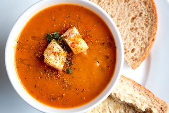 Zapomnij o gotowaniu. Gazpacho "po polsku" ratuje w największe upały
