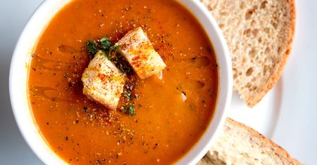 Zapomnij o gotowaniu. Gazpacho "po polsku" ratuje w największe upały