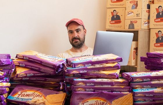 Colian wznowił produkcję wafli chałwowych specjalnie dla Jakuba Żulczyka