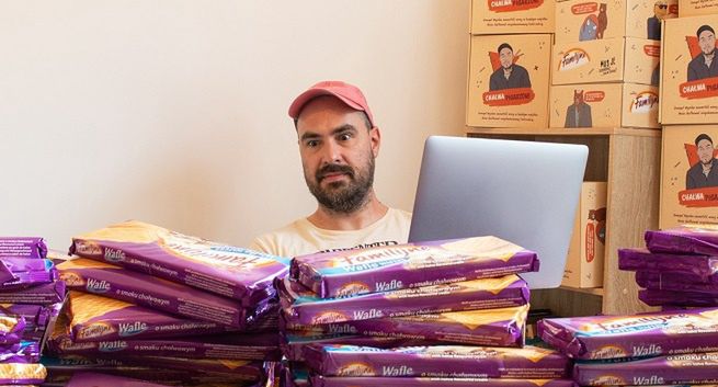 Colian wznowił produkcję wafli chałwowych specjalnie dla Jakuba Żulczyka