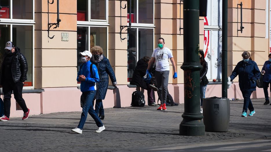 Tylko co piąty Polak uważa, że używana przez niego obecnie maseczka skutecznie chroni przed koronawirusem 