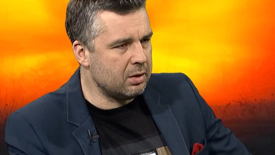 Michał Rachoń w koszulce z zakładem karnym w Przytułach