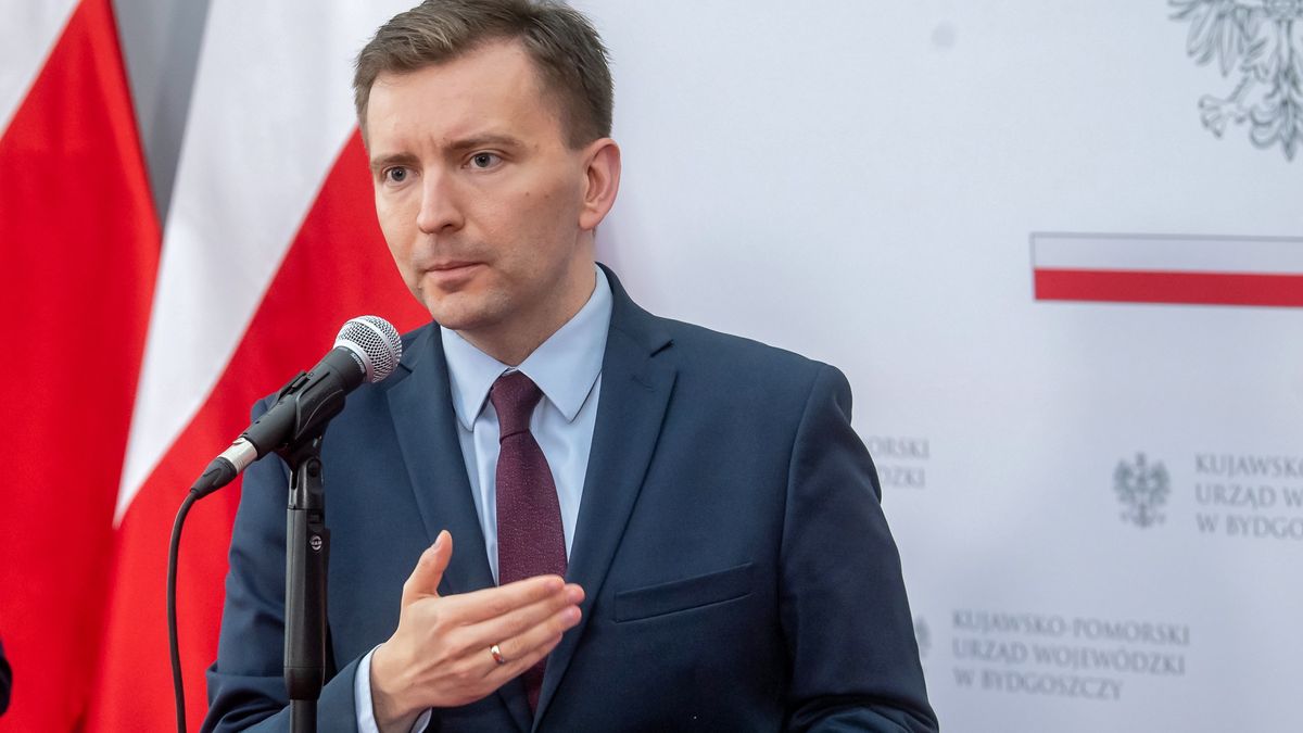 Bydgoszcz, 15.10.2021. Minister - członek Rady Ministrów Łukasz Schreiber (P) i wojewoda kujawsko-pomorski Mikołaj Bogdanowicz (L) podczas konferencji prasowej w Kujawsko-Pomorskim Urzędzie Wojewódzkim w Bydgoszczy, 15 bm. Konferencja dot. m.in. dodatkowych środków dla samorządów w 2021 roku. (aldg) PAP/Tytus Żmijewski