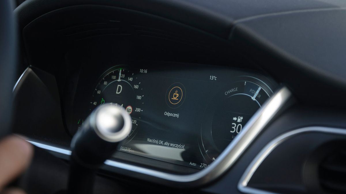 Systemy informujące o zmęczeniu kierowcy przypominają, kiedy warto zrobić sobie przerwę.