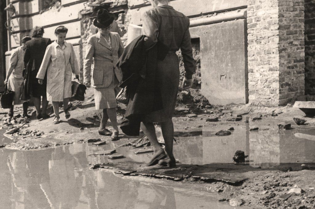 Podnosząca się z gruzów stolica na zdjęciach z albumu "Warszawa lata 40." 10