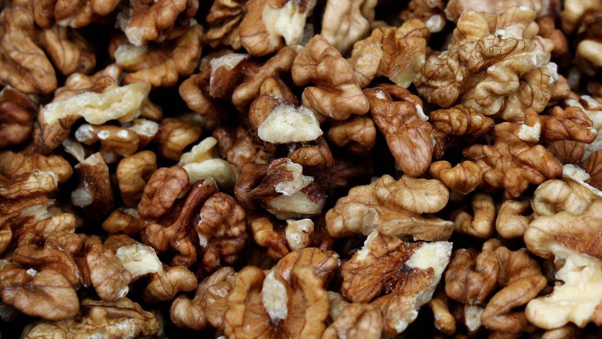 Naukowcy z Harvard T.H. Chan School of Public Health wykazali, że osoby żyjące dłużej regularnie jedzą orzechy włoskie