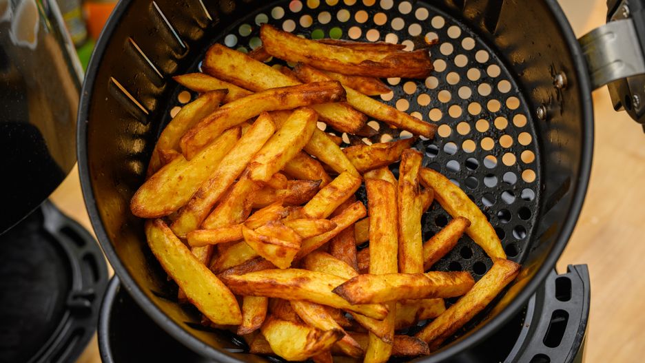 frytki, pieczony, frytkownica, ziemniak, ziemniaki, gotowy do jedzenia, talerz, domowy, w domu, bez oleju, frytek, porcja, fast food, skrobia ziemniaczana, apetyczny, paski, smażony, obiad, maszyna, kuchnia, kuchenny, jedzenie, dania, przepyszny, zdrowy, zdrowe jedzenie, superfood, kartofel, ziemniak pieczony, dieta, dietetyczny
