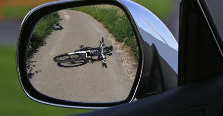 Zmasakrował mężczyźnie twarz i rozjechał mu rower. 23-latek zatrzymany