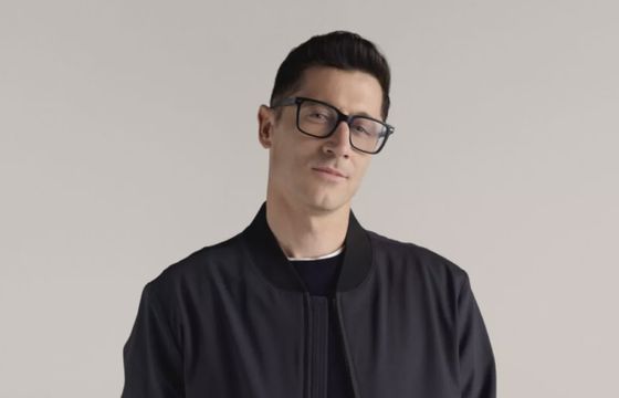 Robert Lewandowski reklamuje okulary w czterech krajach