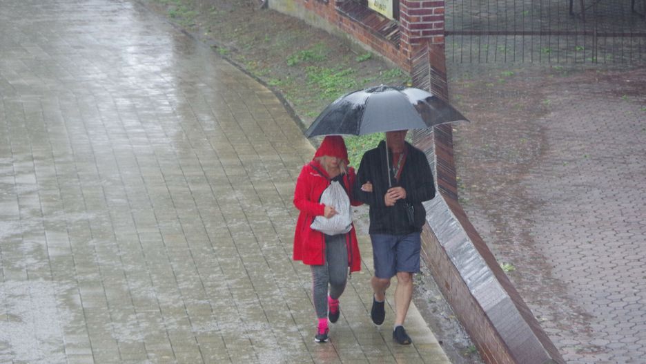 Stock MaBaPHOTO: ZOFIA I MAREK BAZAK / EAST NEWS   Turysci w ulewnym deszczuZOFIA BAZAK