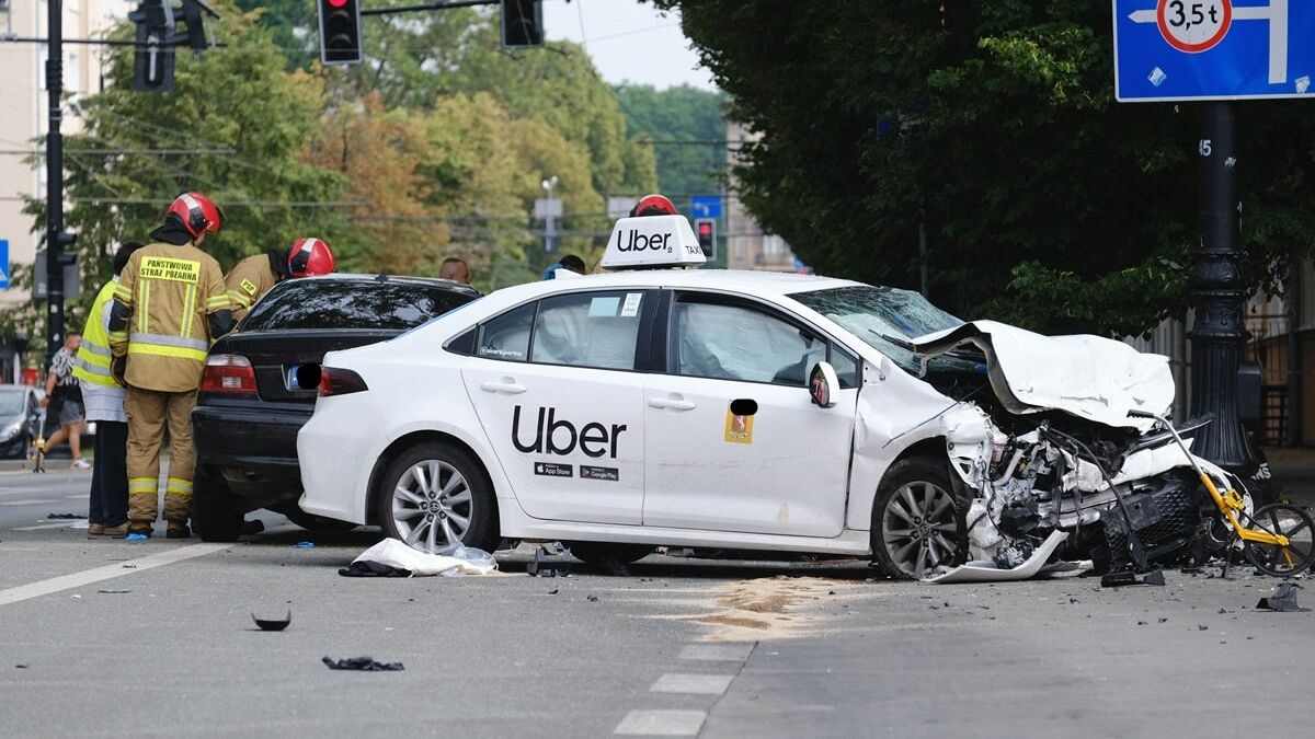 Wypadek BMW i toyoty (Uber) na ul. Lipowej w Lublinie
