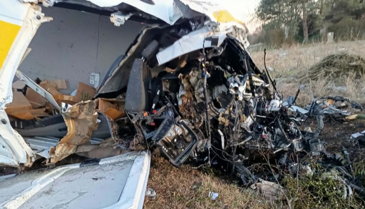 Ukradł busa firmy kurierskiej. Tragedia. Aż wyleciał z auta