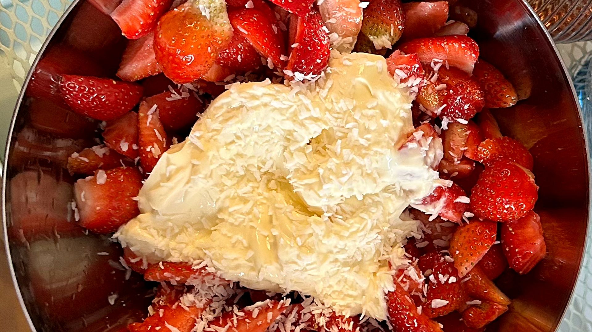 Dodatek zdrowych tłuszczów do owoców wspomaga przyswajanie witamin.