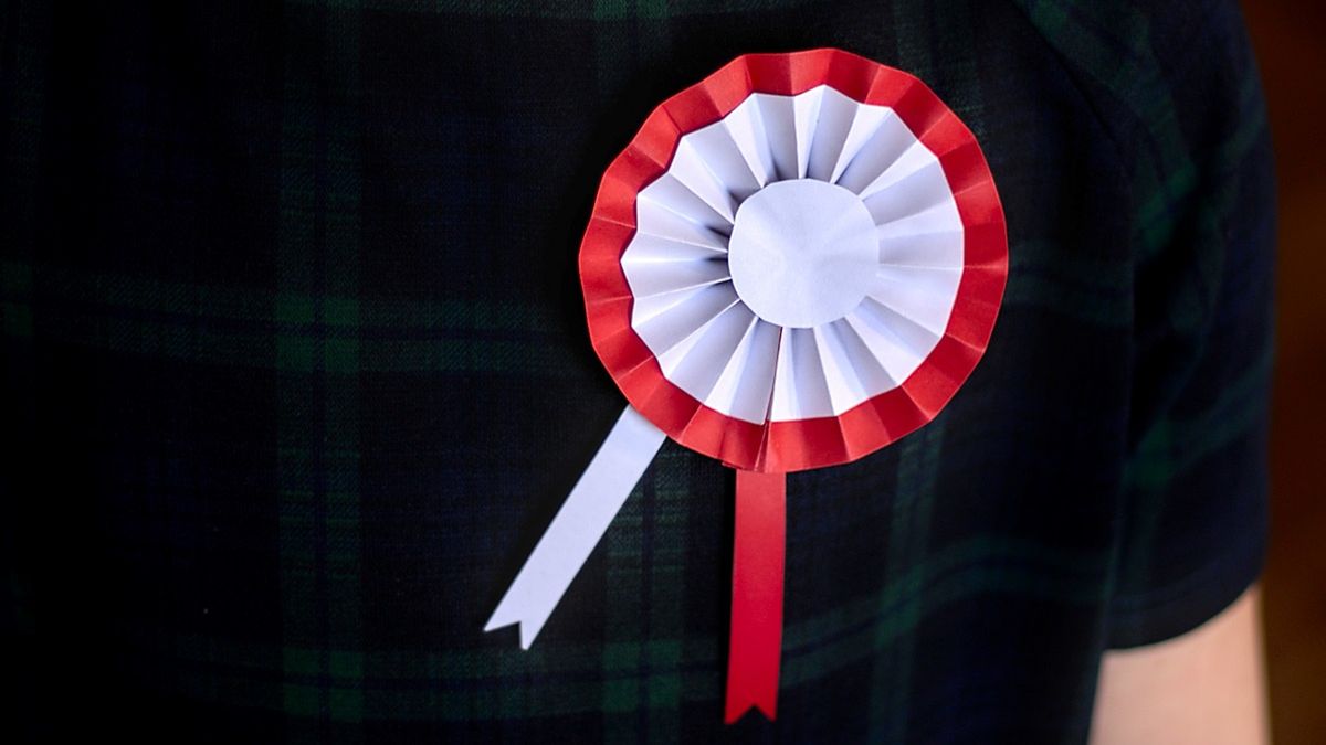 Kotylion na święta narodowe zrobisz w kilka minut.