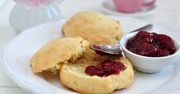 Na śniadanie robię angielskie bułeczki. Są słodkie i nie muszą wyrastać
