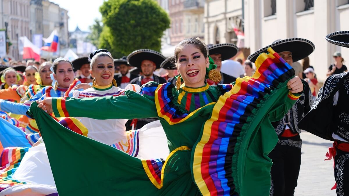 Parada zespołów biorących udział w 38. Międzynarodowych Spotkaniach Folklorystycznych