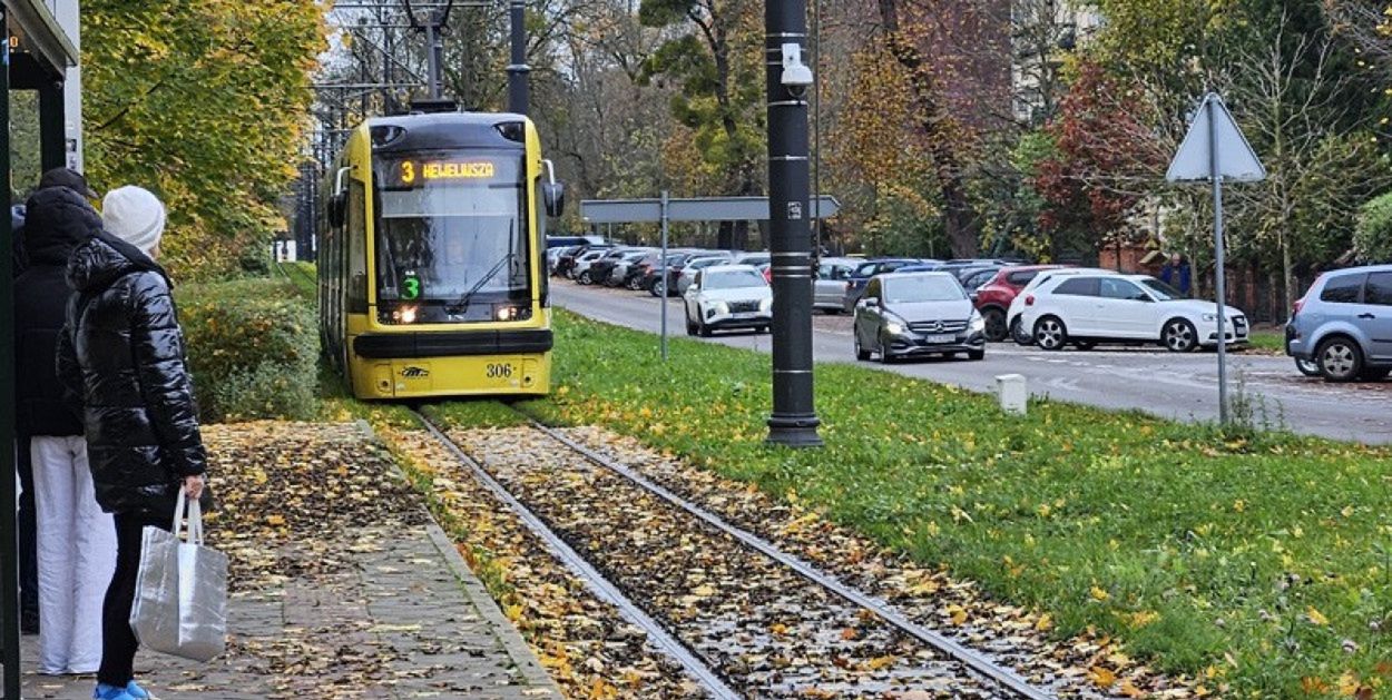 Toruń: Motorniczowie biją na alarm. "Czarna szyna" na torach