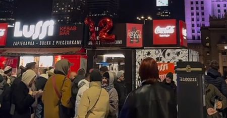 Kultowa budka znika z krajobrazu stolicy. Urządzili pożegnalną imprezę