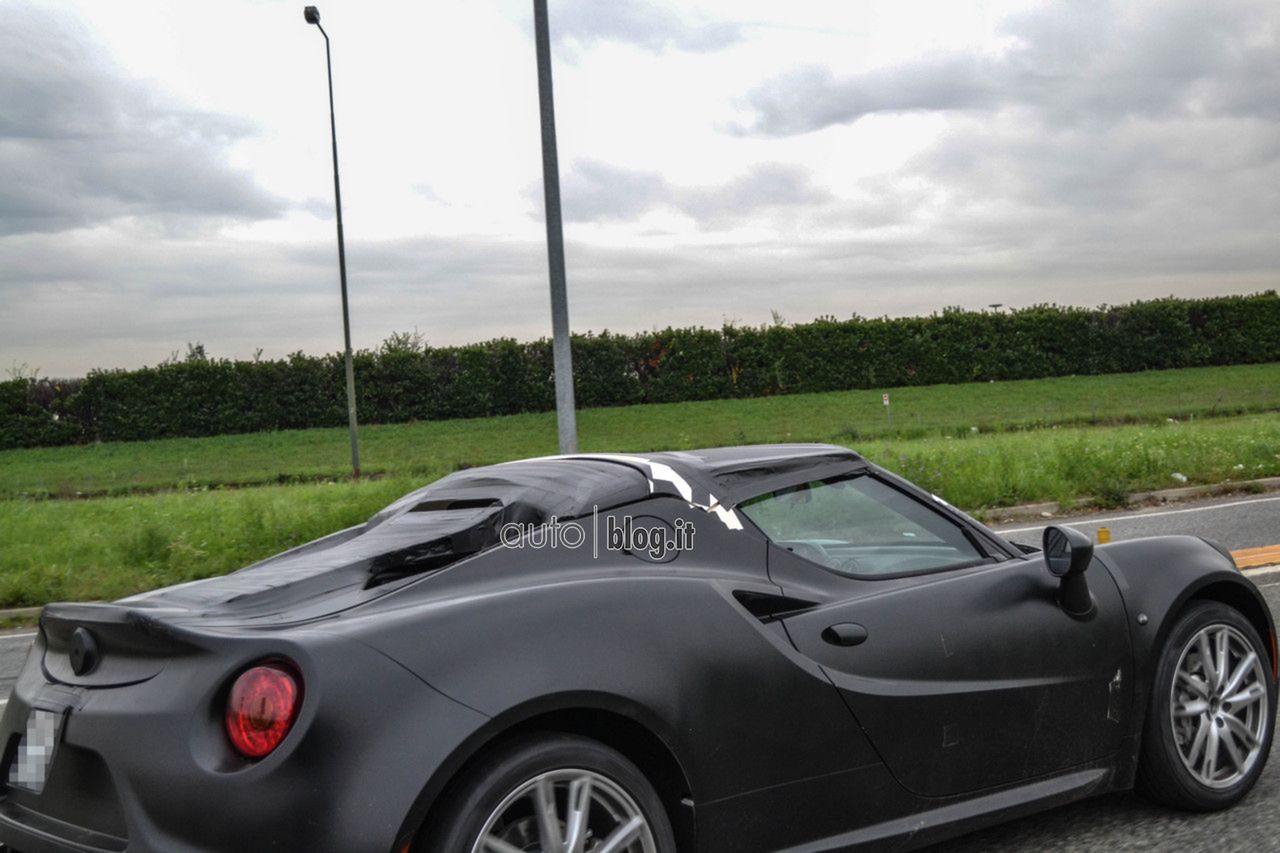 Alfa Romeo 4C Spider - zdjęcia szpiegowskie