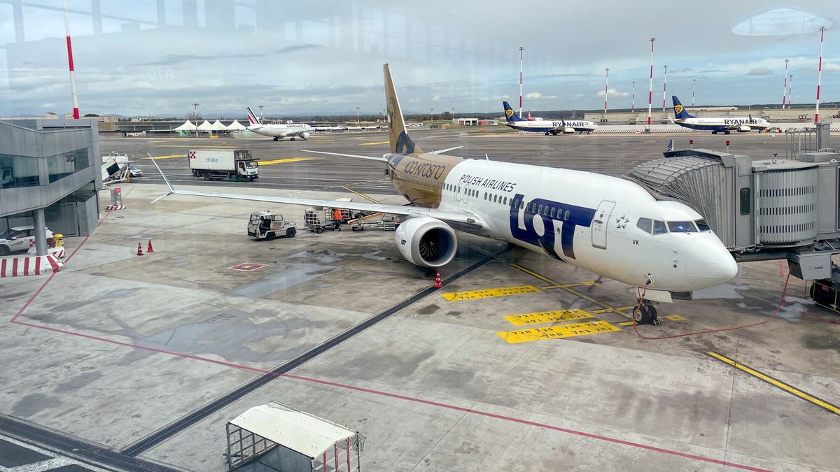 Wojtek Laski - r�?ne 2
Fot. Wojtek Laski/East News Rzym, Wlochy, 11.03.2024. Samolot PLL LOT Boeing 737 MAX 8 w specjalnym malowaniu z okazji 100-lecia marki Krosno na lotnisku Rzym-Fiumicino.
Wojtek Laski