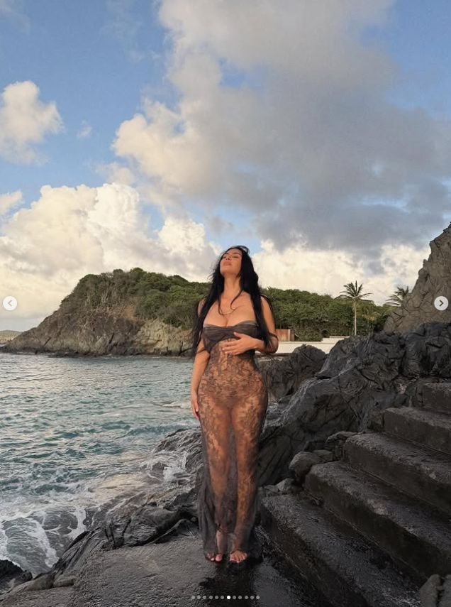 Kim Kardashian w prześwitującej kreacji