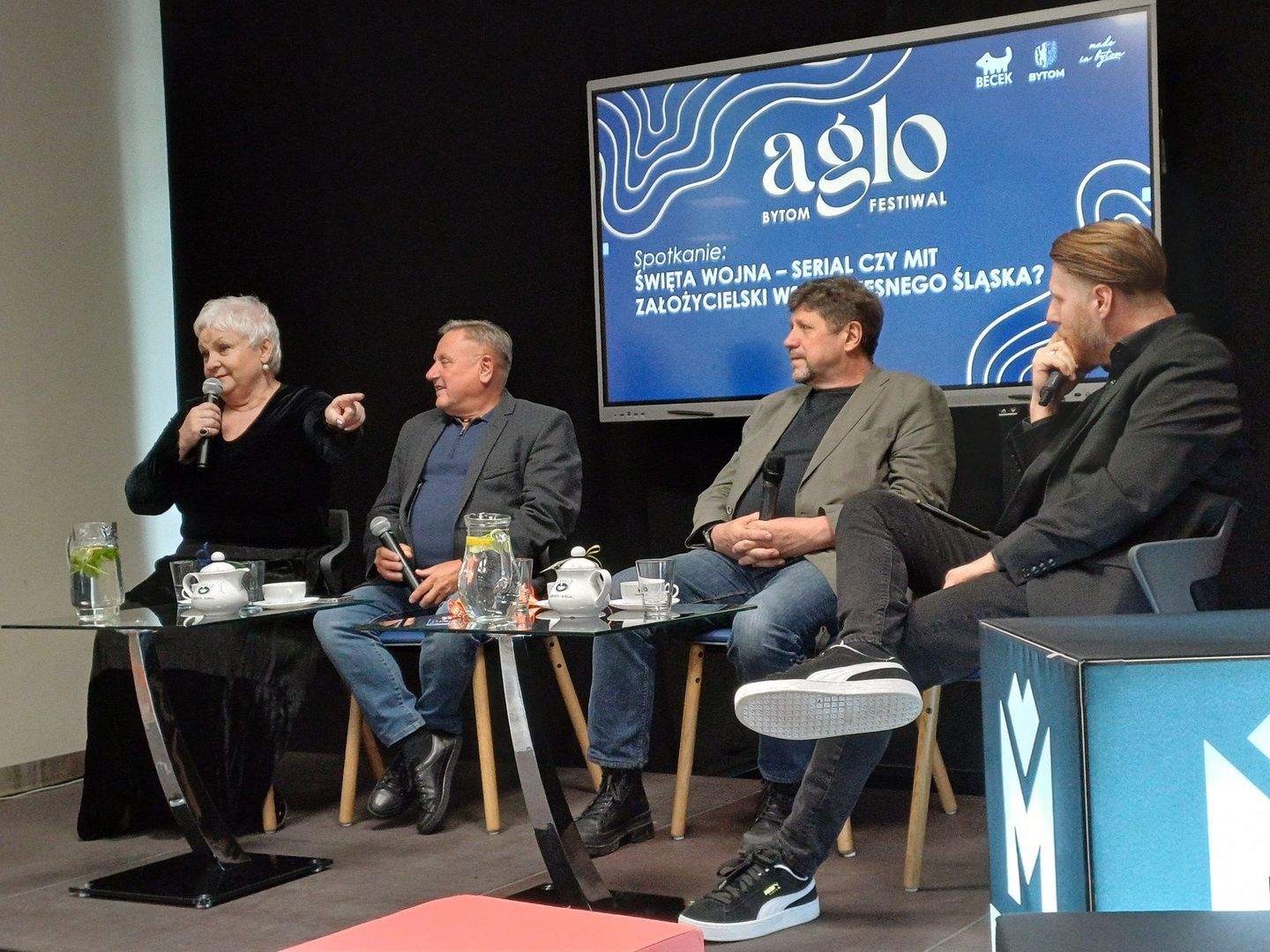 Joanna Bartel, Krzysztof Hanke i Robert Talarczyk, podczas Aglo Festiwalu w Bytomiu, rozmawiali z redaktorem Marcinem Zasadą o tym, czy „Święta wojna” to „tylko” serial, czy jednak obraz kreujący mit założycielski współczesnego Śląska.