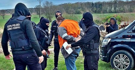 Legnica. Łowcy pedofilów ujęli 45-latka. Umawiał się z dwunastolatką, trafił na agenta