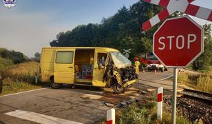 Wjechał za stop i uderzył w niego pociąg. Kuriozalne tłumaczenie kierowcy