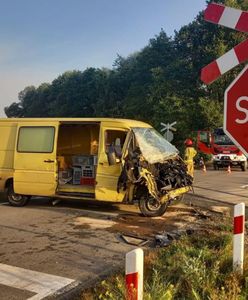 Wjechał za stop i uderzył w niego pociąg. Kuriozalne tłumaczenie kierowcy