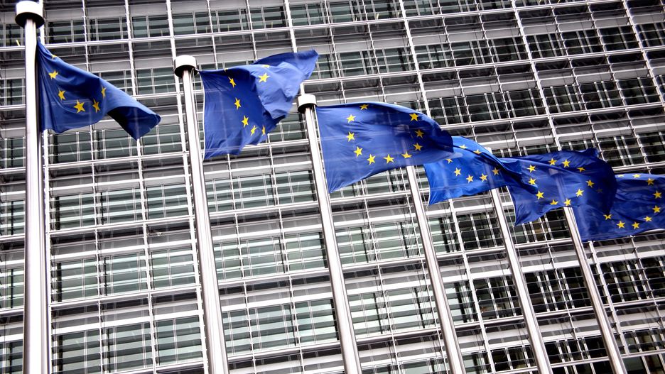 Nowy sondaż. Polacy chcą końca konfliktu z Unią Europejską