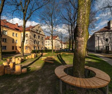 Tychy. Podwórko po rewitalizacji. Przyjazne miejsce dla seniorów i dzieci