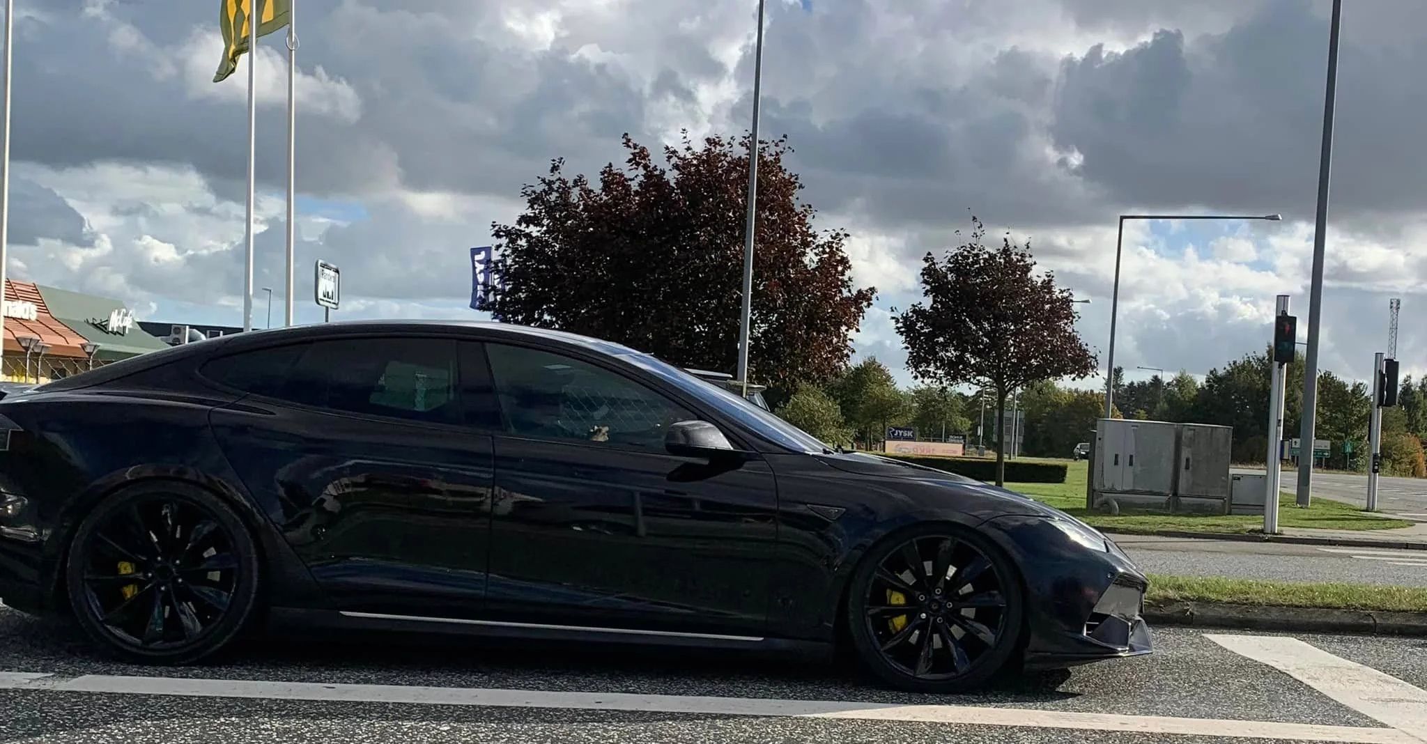 Tesla Model S z przodem Lamborghini Huracan