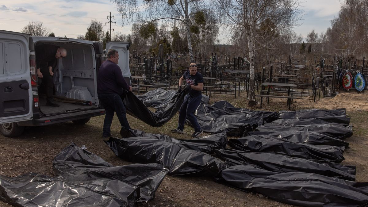 Ciała osób zamordowanych na terenach pod Kijowem.