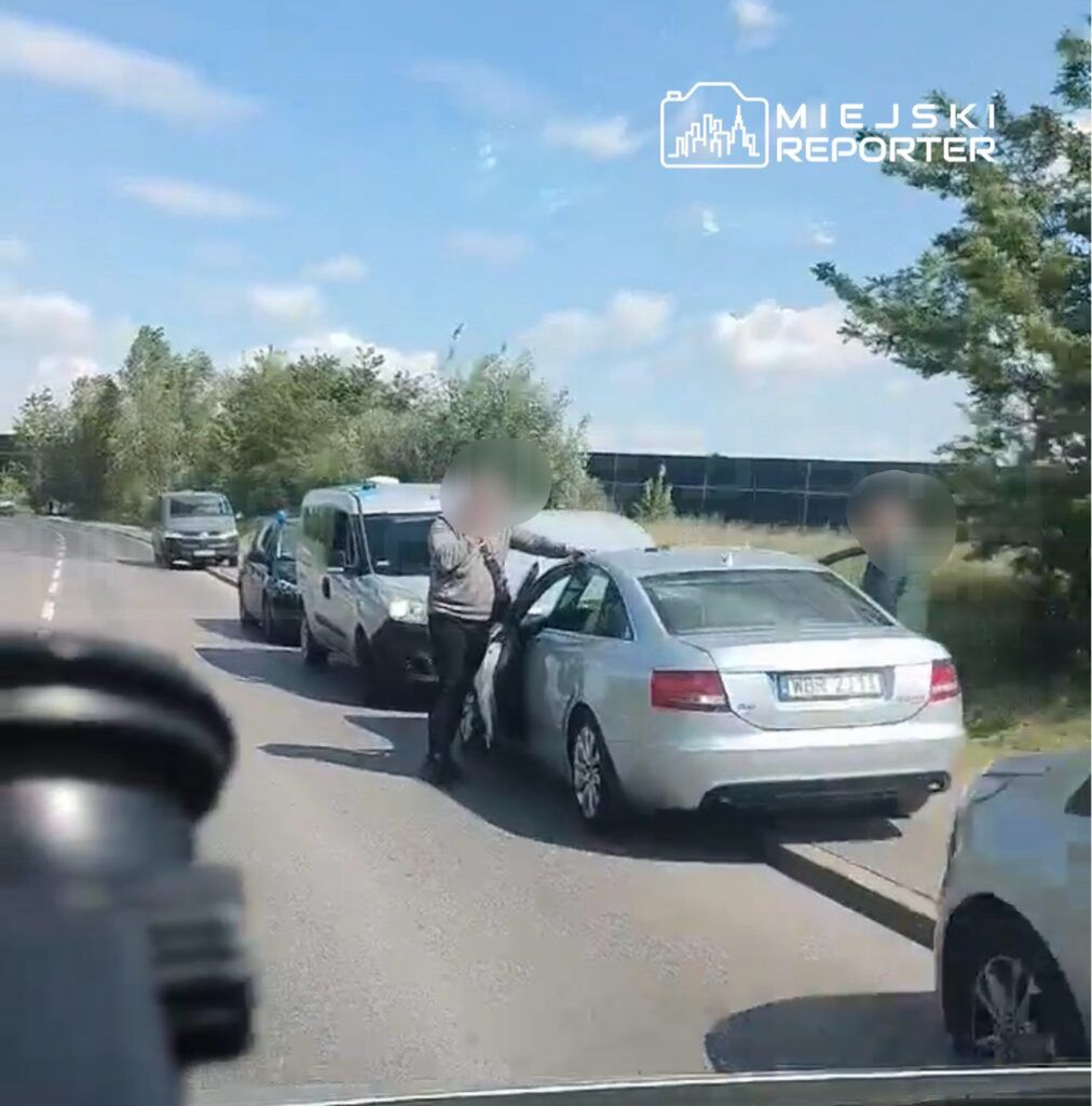 Pościg za Audi pod Warszawą. Kierowca z zakazem prowadzenia pojazdów, w aucie śladowe ilości substancji zabronionych