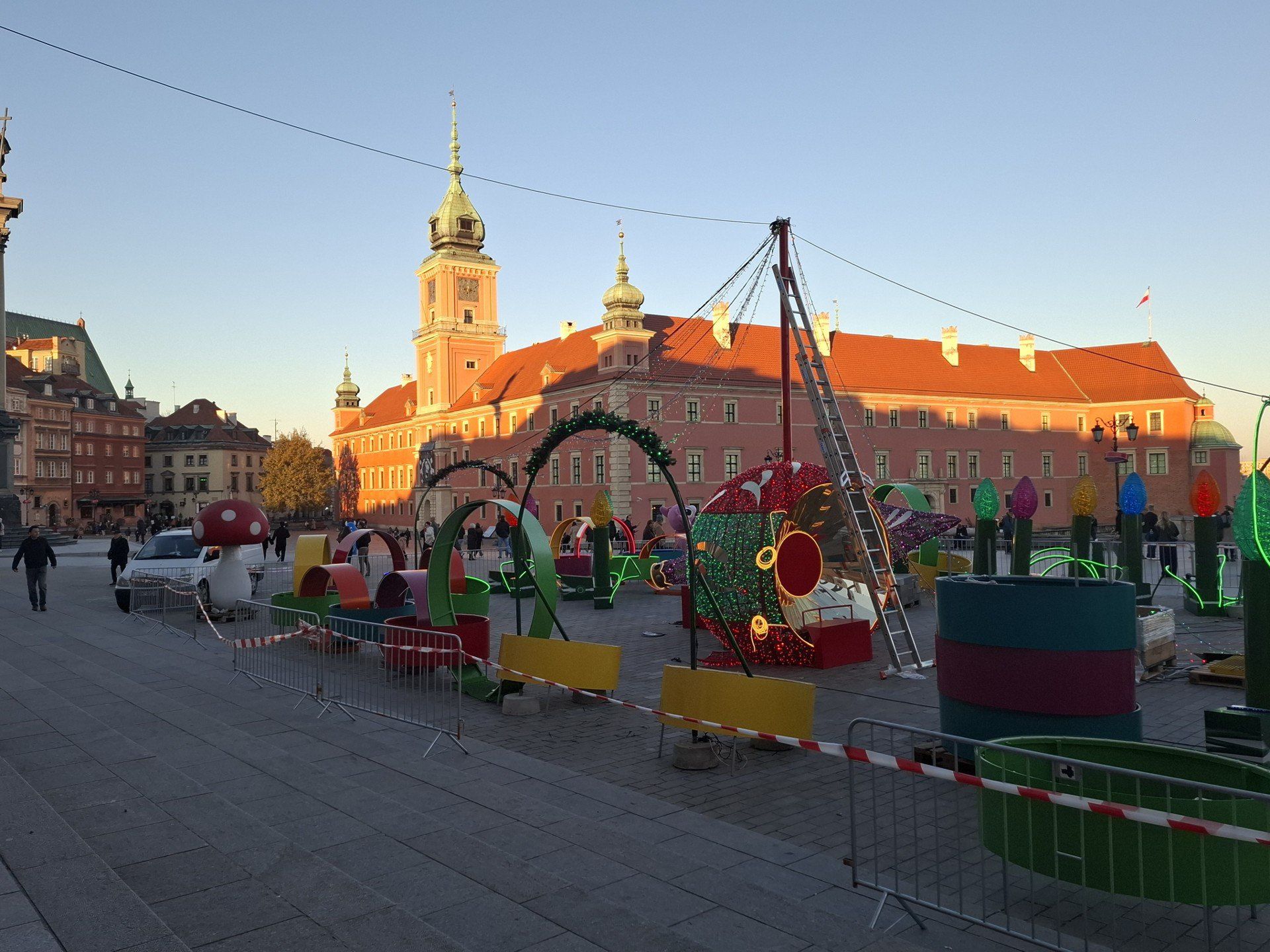 Montaż świątecznej iluminacji na Nowym Świecie w Warszawie