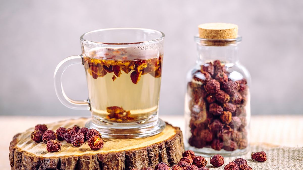 Herbatę z głogu stosuje się u osób z podwyższonym cholesterolem i nadciśnieniem.