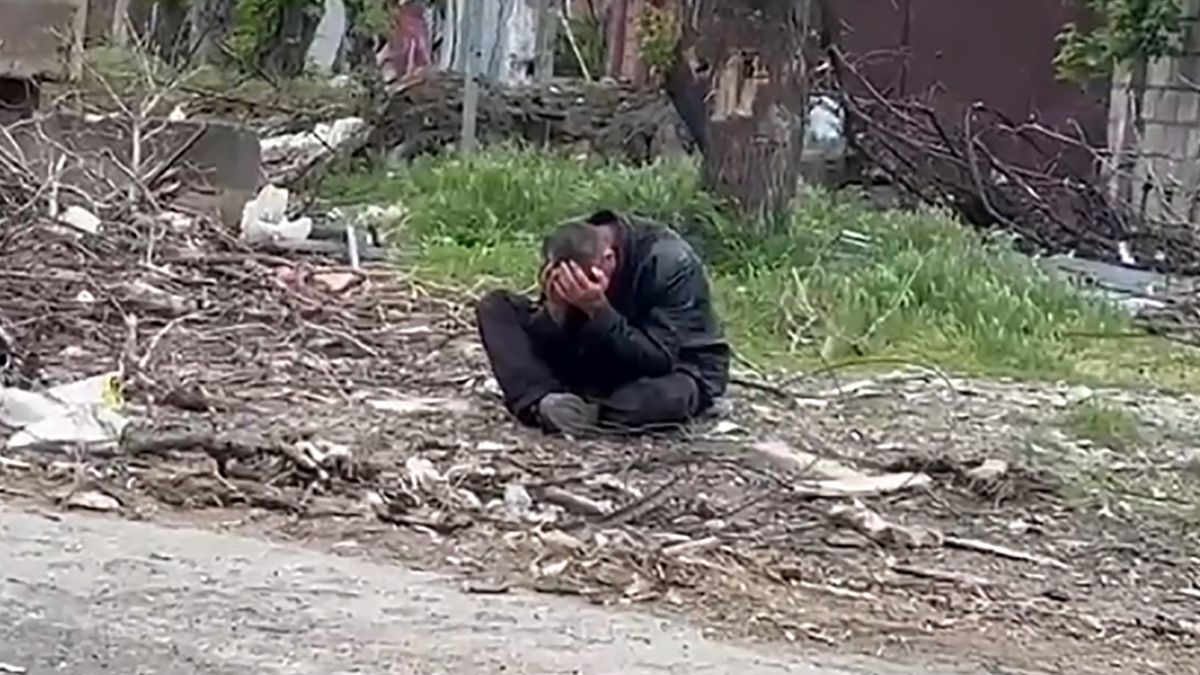 Na klipie widać pogrążonego w rozpaczy mieszkańca Mariupola