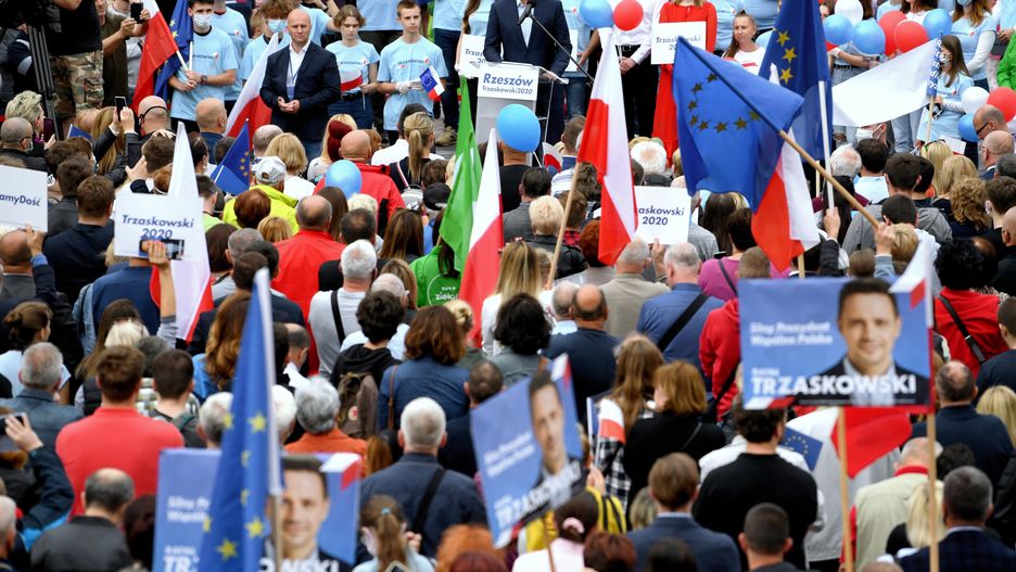 Większość kandydatów i wyborców nie przestrzega zaleceń dystansu i zasłaniania twarzy