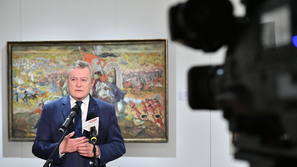 Kazimierz Dolny, 18.06.2023. Wicepremier, minister kultury i dziedzictwa kulturowego Piotr Gliński podczas otwarcia wystawy �Łukaszowcy. Kazimierz Dolny � USA � Kazimierz Dolny� w Muzeum Nadwiślańskim w Kazimierzu Dolnym, 18 bm. Prace autorstwa członków Bractwa św. Łukasza na Wystawę Światową w Nowym Jorku w 1939 roku powstały w Kazimierzu Dolnym, w willi malarza Tadeusza Pruszkowskiego. Wystawa jest najważniejszym wydarzeniem obchodów 60-lecia Muzeum. (ad) PAP/Wojtek Jargiło