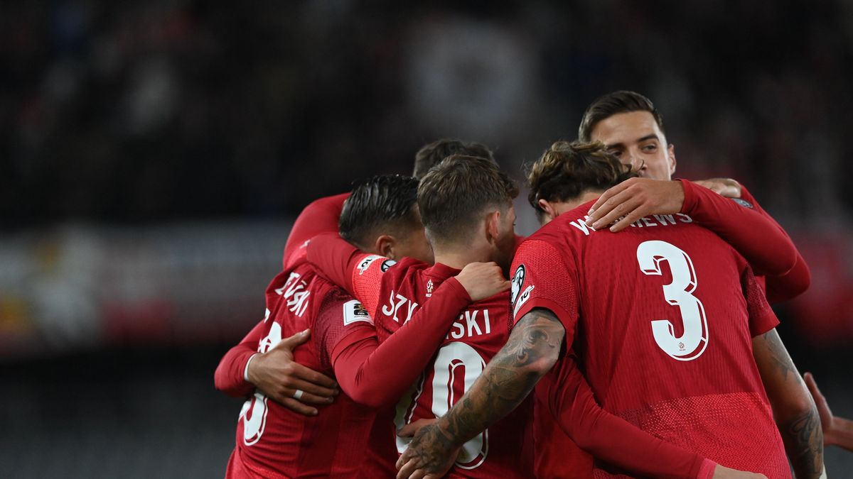 Kowno, Litwa, 12.10.2025. Polacy cieszą się z bramki zdobytej na 0:1 w meczu eliminacyjnym piłkarskich mistrzostw świata 2026 z Litwą, 12 bm. w Kownie. (js) PAP/Piotr Nowak