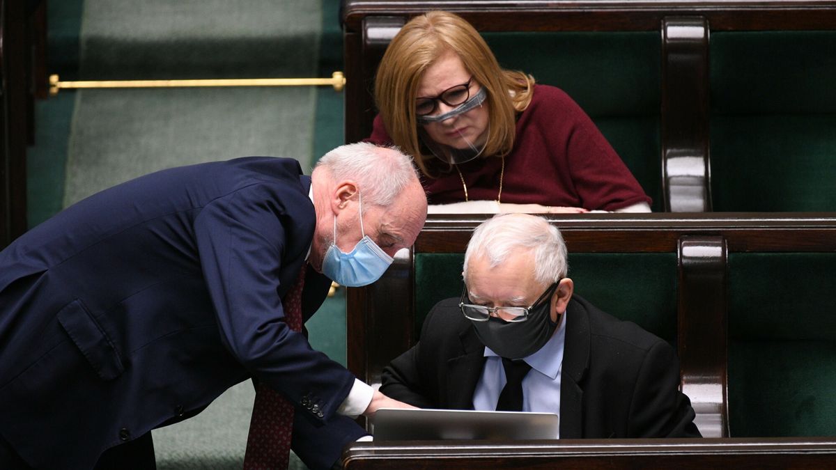 25. posiedzenie Sejmu IX kadencji21.01.2021 Warszawa, 25. posiedzenie Sejmu IX kadencji  fot Jacek Dominski/REPORTERn/z: Antoni Macierewicz, Jaroslaw Kaczynski, Malgorzata GosiewskaJacek Dominski/REPORTER