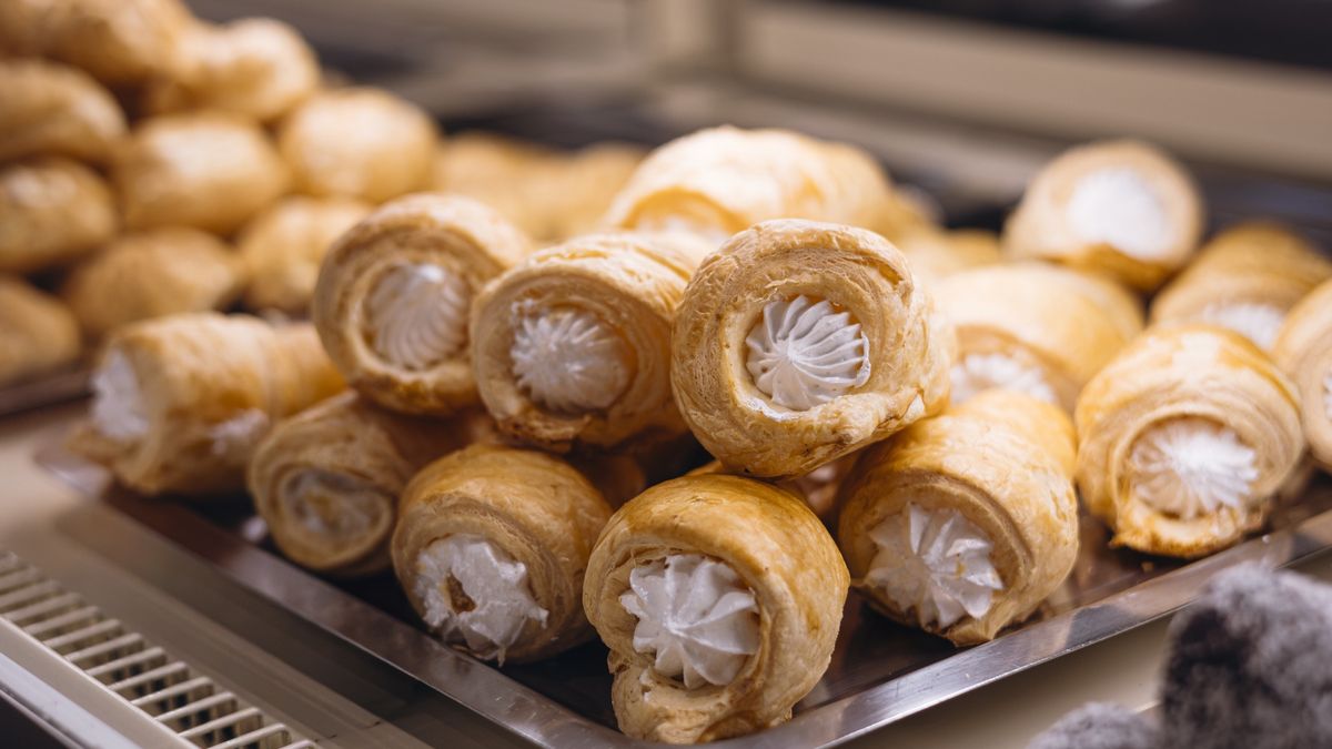 Eclairs and cream-filled pastry tubes in bakery display.
Anna Savina
cream