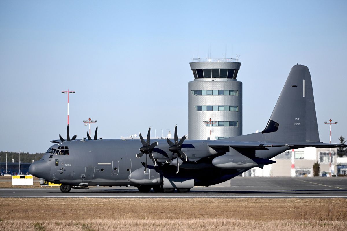 Amerykański samolot transportowy C-130 Hercules na lotnisku w Jasionce 