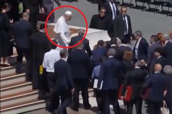 Sceny na Placu Świętego Piotra. Papież nie wahał się ani chwili