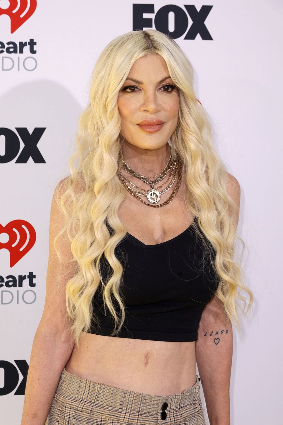 Tori Spelling odsłania brzuch na ściance