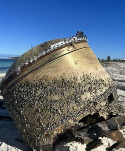 Australijska Agencja Kosmiczna: Dziwny obiekt na plaży przy Jurien Bay to część indyjskiej rakiety