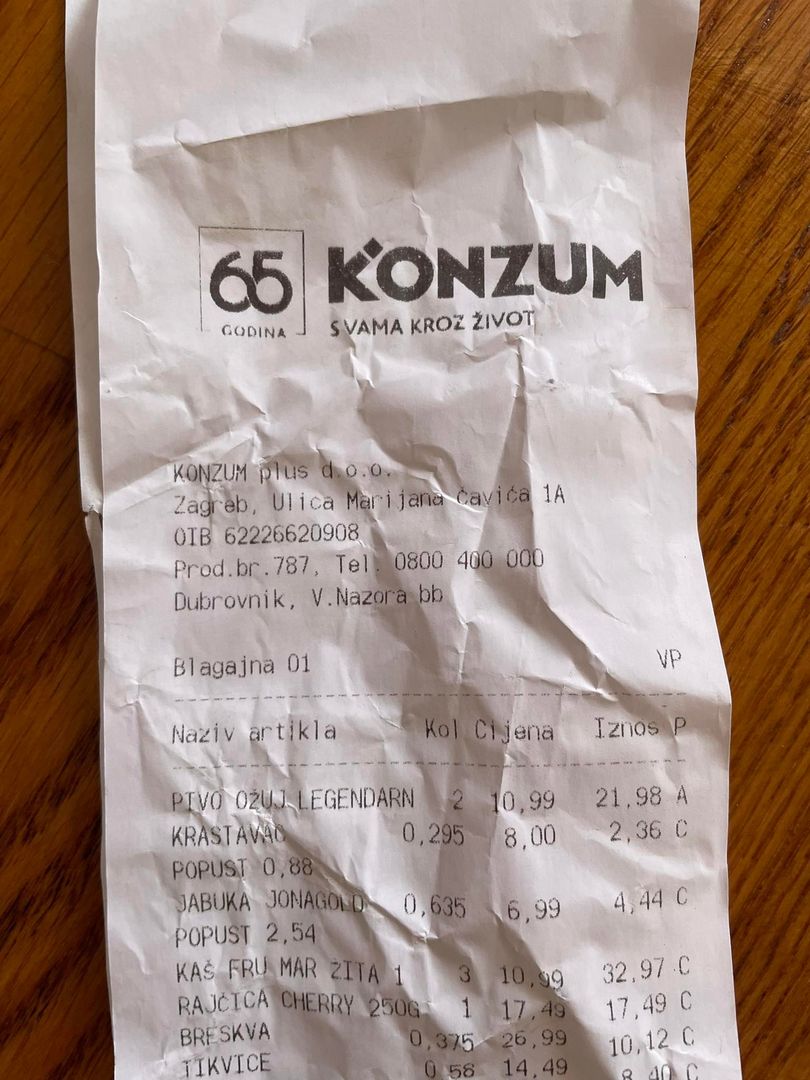 Paragon ze sklepu Konzum, cena za piwo widnieje na pierwszej pozycji rachunku