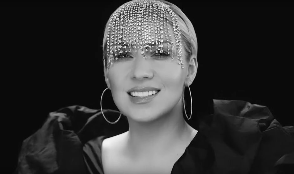 Kasia Cerekwicka w klipie do utworu "Nigdy" (fot. YouTube)