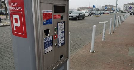 Koniec darmowego parkowania pod Auchan. 100 złotych kary za brak biletu