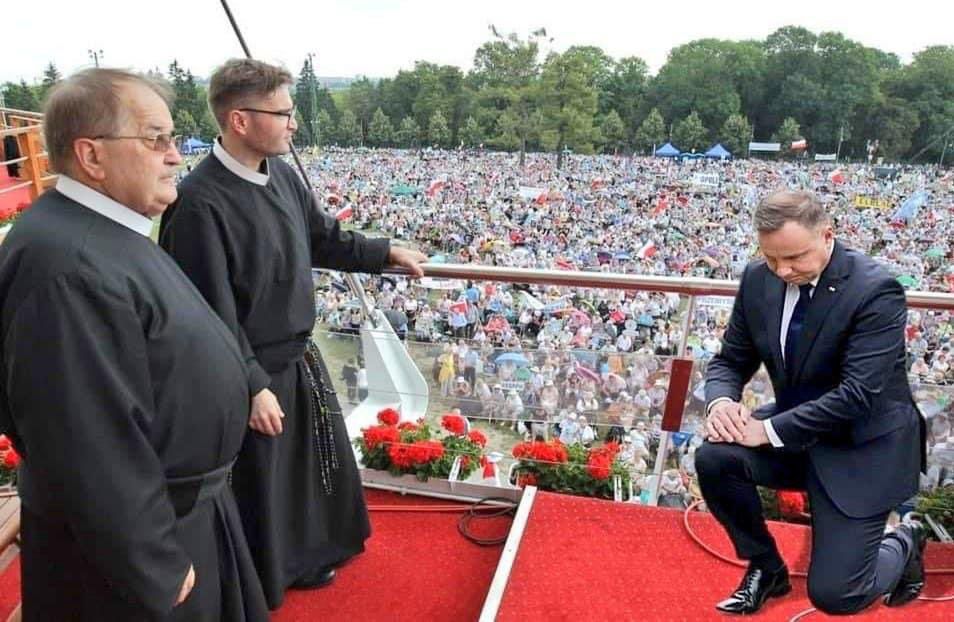 Fotomontaż zdjęcia z udziałem klęczącego prezydenta Andrzeja Dudy.